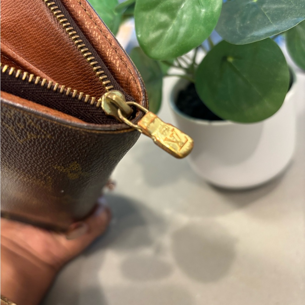 LV Monogram Zippy Wallet - Picture 6 of 10